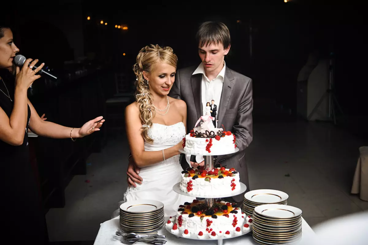 Krémes esküvői torta (44 fotó): Gyönyörű torta dekoráció esküvői virágok, piros és fehér sivatagi hattyúk, torta szív fehérje krémmel állvánnyal 18876_4