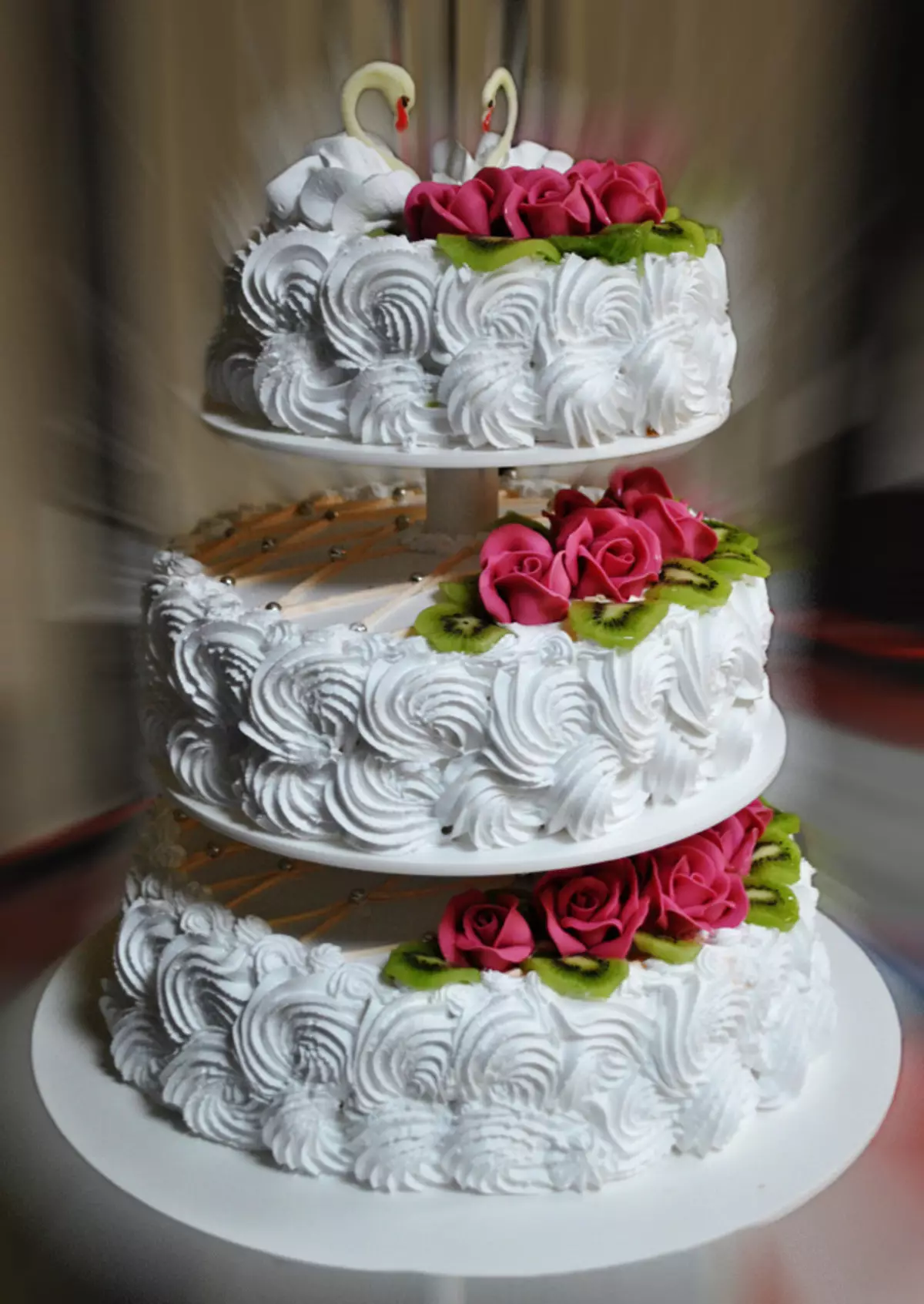 Krém Svadobná torta (44 fotografií): Krásna tortu dekorácie pre svadobné kvety, dizajn červených a bielych púštnych labute, tortu srdce s bielkovinovým krémom na stojan 18876_40