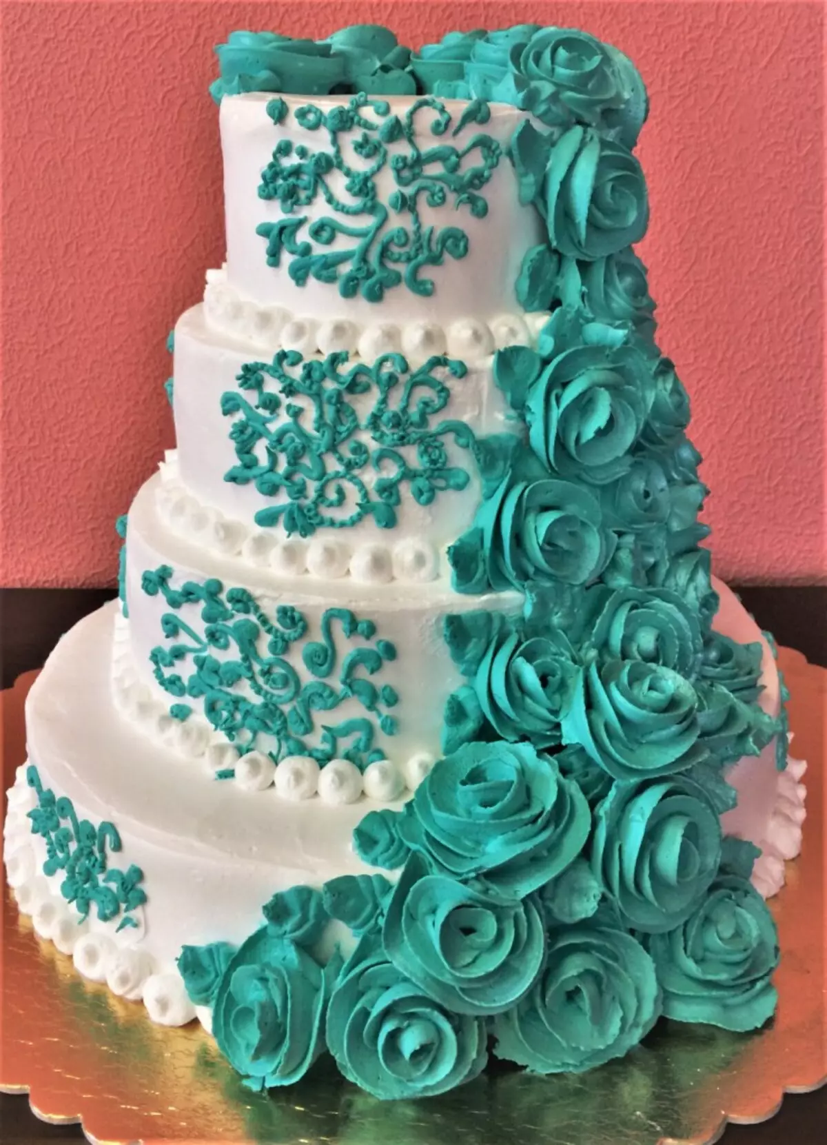 Grietinėlės vestuvių tortas (44 nuotraukos): graži tortų apdaila vestuvių gėlėms, raudonųjų ir baltų dykumos dizaino dizainas, tortas širdis su baltymų grietinėle 18876_41