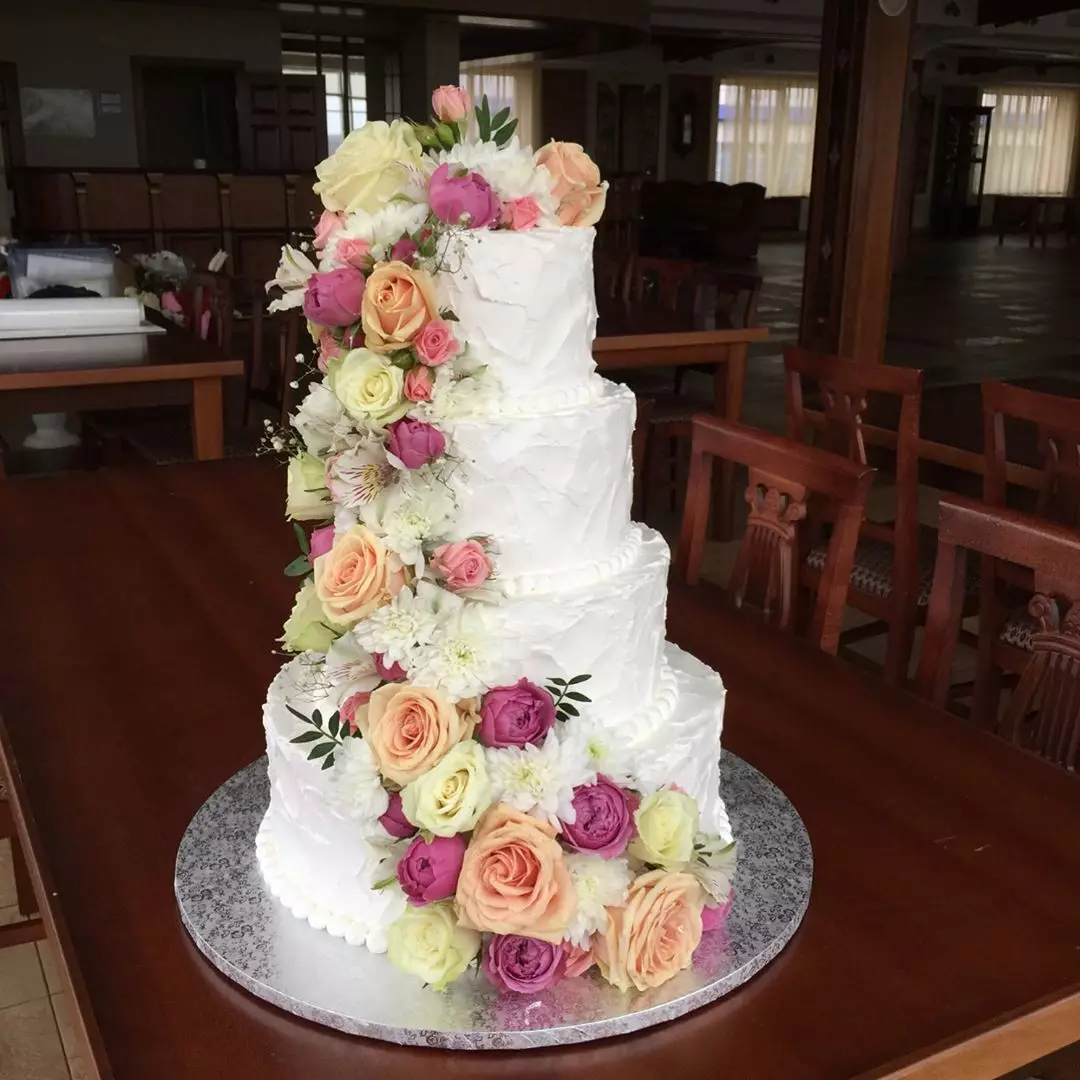 Cream Wedding Cake (44 mga larawan): Magagandang cake Dekorasyon para sa mga bulaklak sa kasal, disenyo ng pula at puting disyerto swans, cake puso na may protina cream sa stand 18876_42