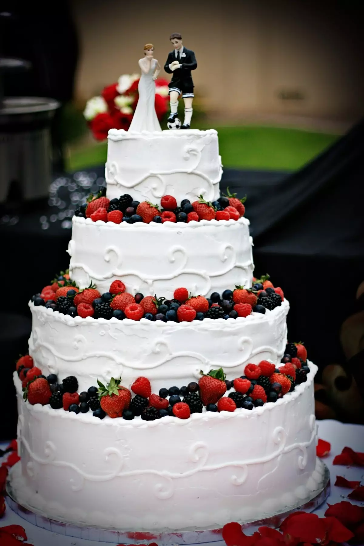Cream Wedding Cake (44 billeder): Smuk kage dekoration til bryllup blomster, design af røde og hvide ørken svaner, kage hjerte med protein creme på stand 18876_43