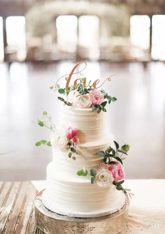 Cream Wedding Cake (44 billeder): Smuk kage dekoration til bryllup blomster, design af røde og hvide ørken svaner, kage hjerte med protein creme på stand 18876_44