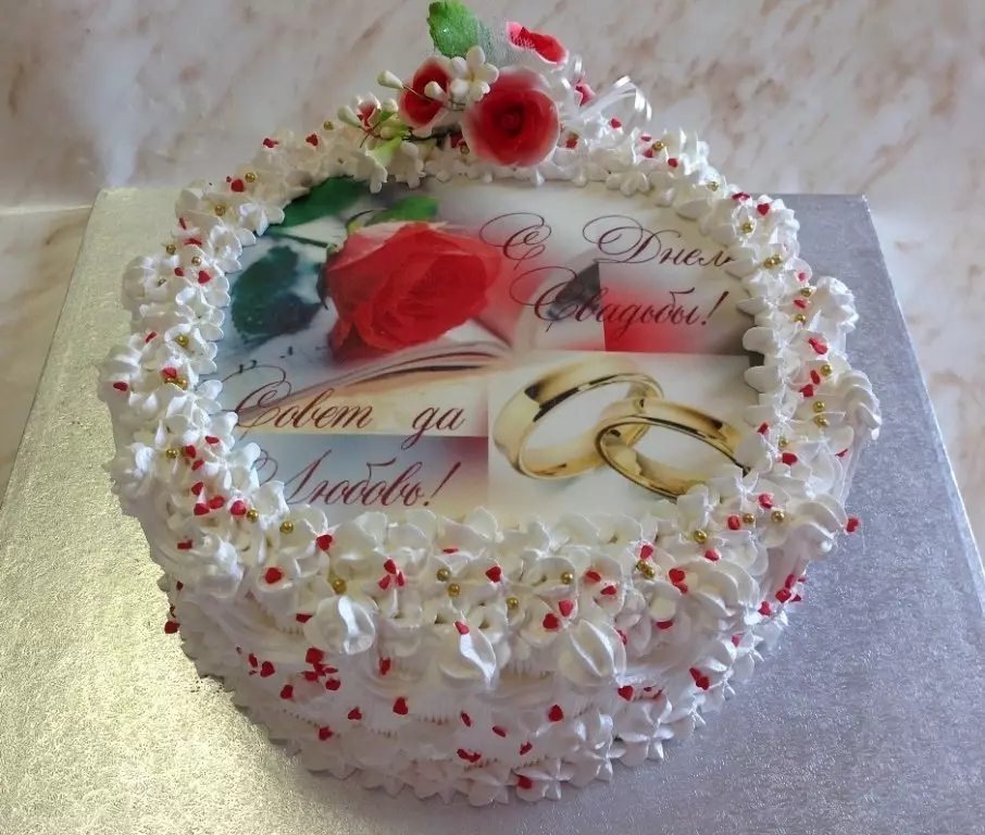 Krémes esküvői torta (44 fotó): Gyönyörű torta dekoráció esküvői virágok, piros és fehér sivatagi hattyúk, torta szív fehérje krémmel állvánnyal 18876_5