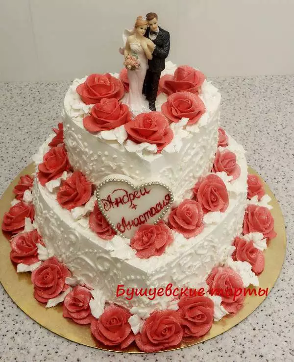 क्रीम वेडिंग केक (44 फोटो): वेडिंग फुले, लाल आणि पांढरे वाळवंट स्वान यांचे डिझाइन, स्टँडवर प्रथिने क्रीमसह केक हृदय 18876_6