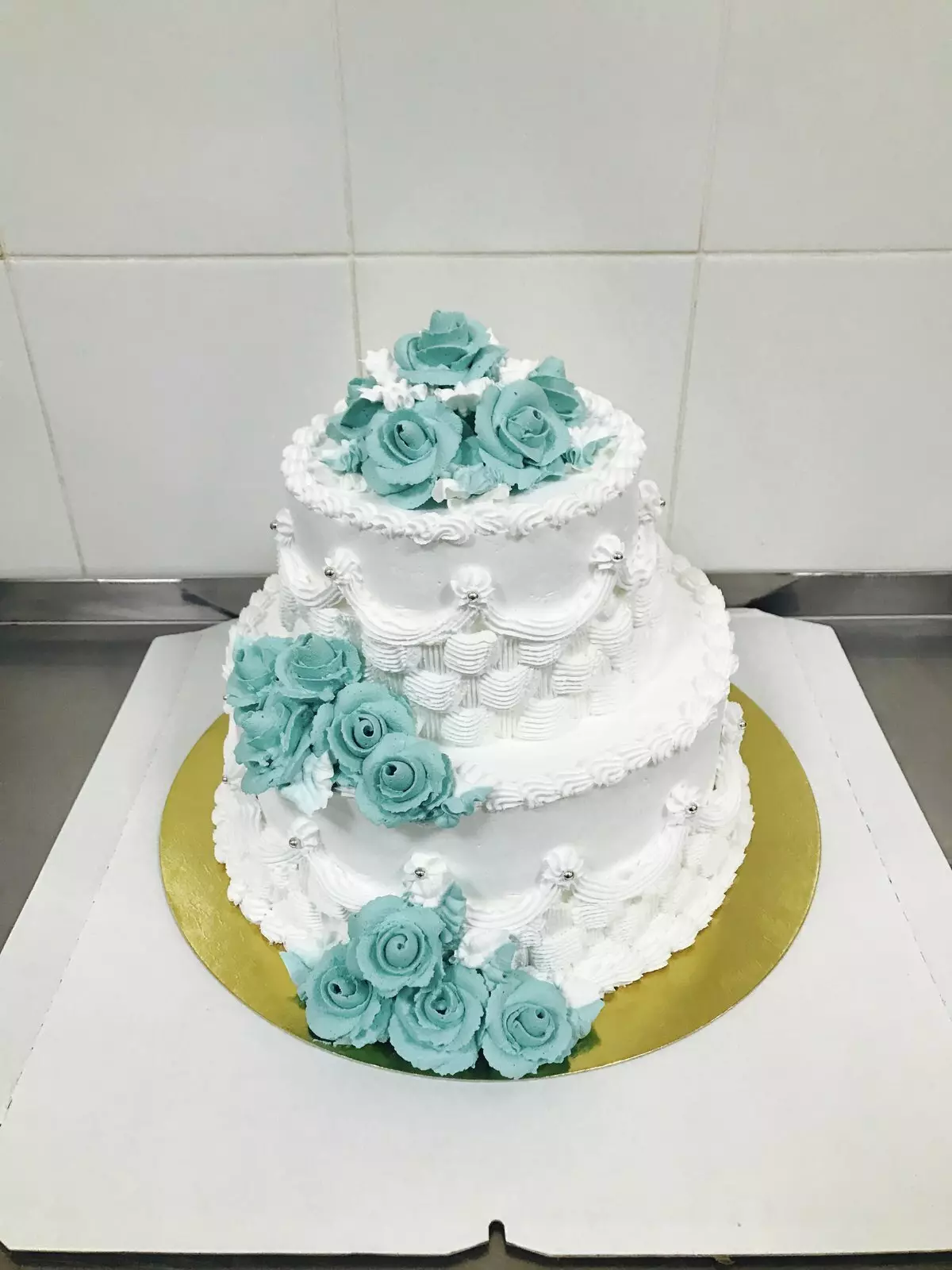 Krémes esküvői torta (44 fotó): Gyönyörű torta dekoráció esküvői virágok, piros és fehér sivatagi hattyúk, torta szív fehérje krémmel állvánnyal 18876_7