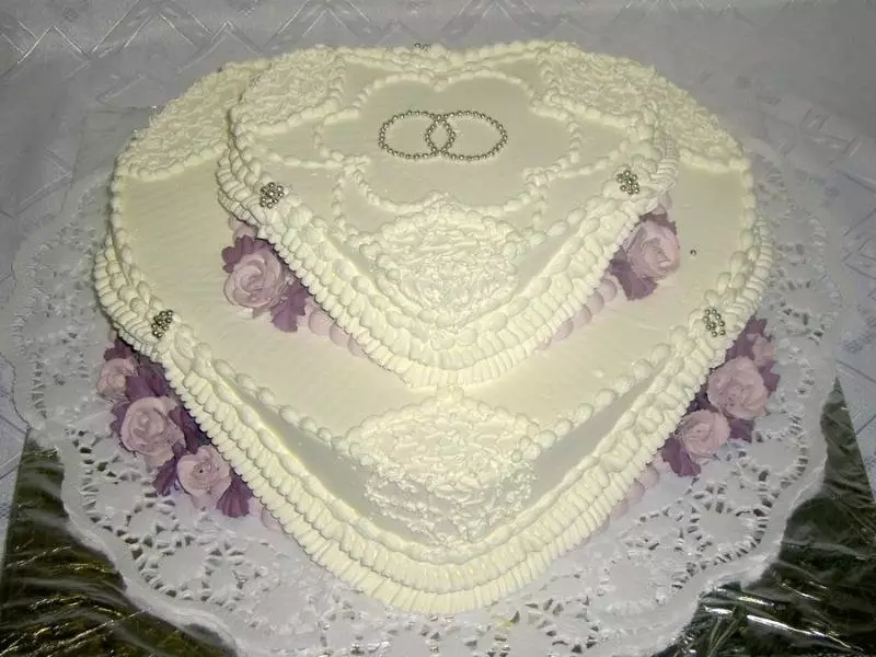 Cake Wedding ຄີມ (44 ຮູບພາບ): ອອກແບບສວຍງາມສໍາລັບດອກໄມ້ແຕ່ງງານ, ການອອກແບບຂອງ swans ທະເລຊາຍສີແດງແລະສີຂາວ, ຫົວໃຈ Cake ທີ່ມີທາດໂປຼຕີນ 18876_9