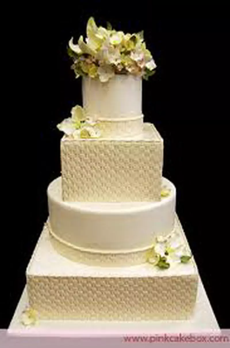 Необичайни сватбени торти (43 снимки): Преглед на оригинални сватбени торти с надписи 18881_13