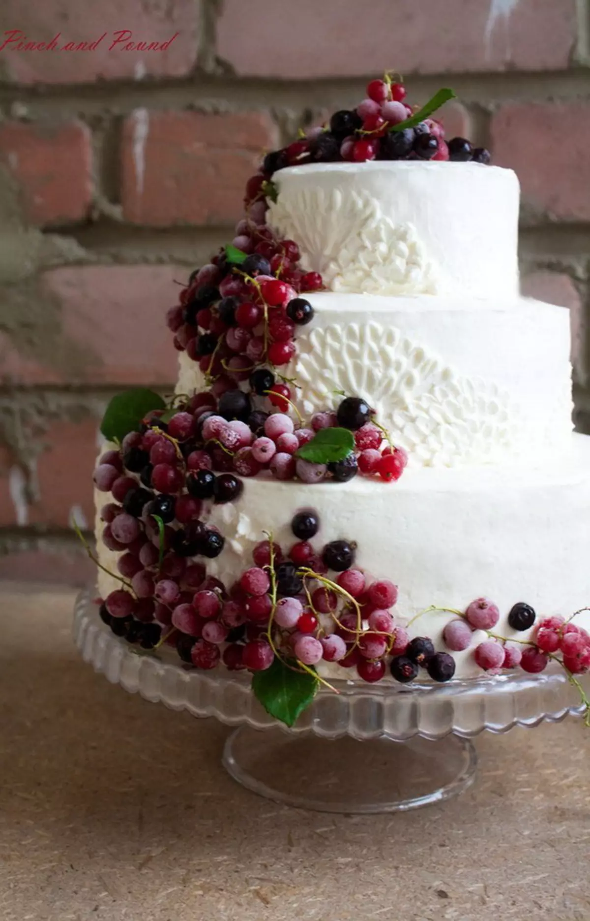 Свадебный торт трехъярусный с ягодами и цветами