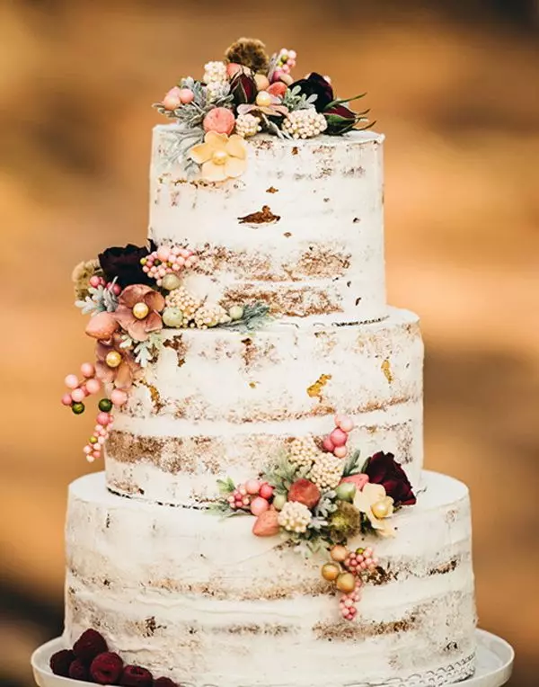 เค้กแต่งงานที่ผิดปกติ (43 รูป): ภาพรวมของเค้กแต่งงานดั้งเดิมพร้อมจารึก 18881_20