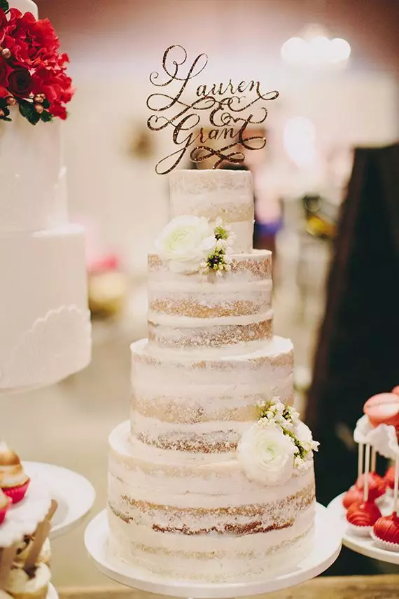 Nenavadne poročne torte (43 fotografije): Pregled prvotnih poročnih torte z napisi 18881_23