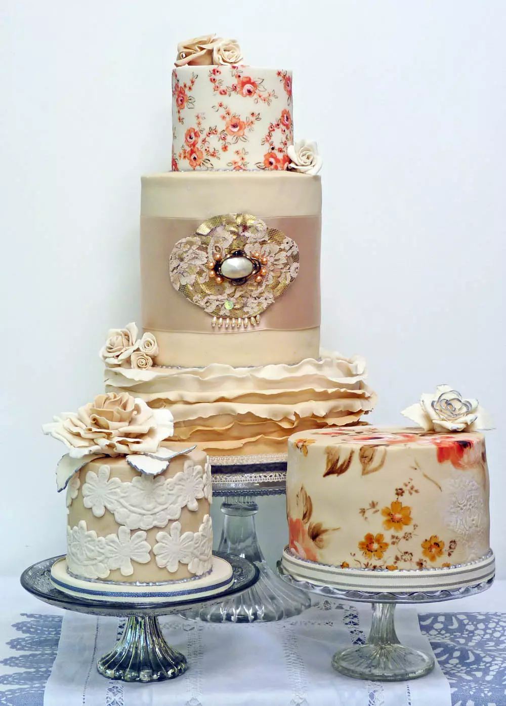 เค้กแต่งงานที่ผิดปกติ (43 รูป): ภาพรวมของเค้กแต่งงานดั้งเดิมพร้อมจารึก 18881_24