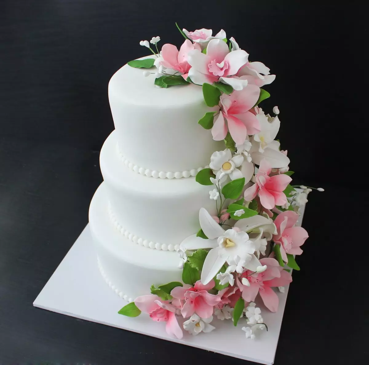 Nenavadne poročne torte (43 fotografije): Pregled prvotnih poročnih torte z napisi 18881_33