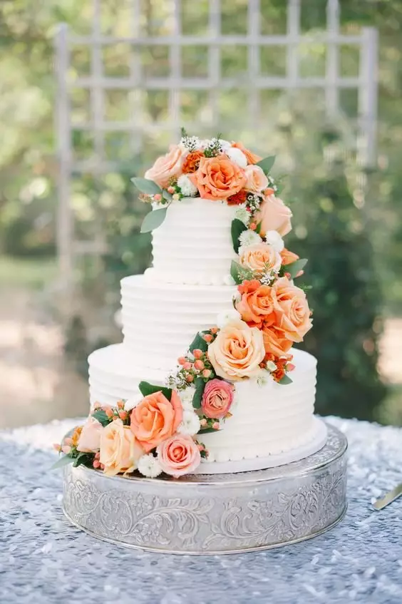 Nenavadne poročne torte (43 fotografije): Pregled prvotnih poročnih torte z napisi 18881_37