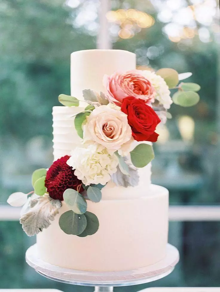 เค้กแต่งงานที่ผิดปกติ (43 รูป): ภาพรวมของเค้กแต่งงานดั้งเดิมพร้อมจารึก 18881_38