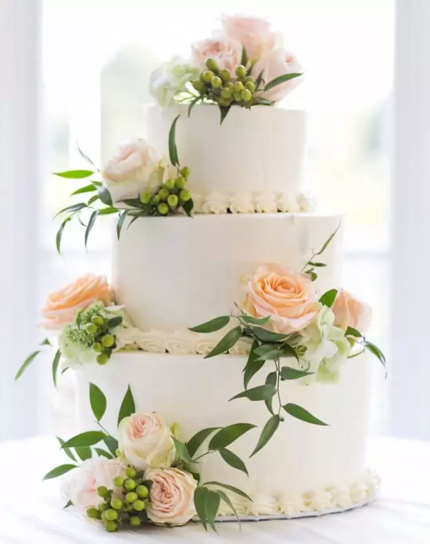 Nenavadne poročne torte (43 fotografije): Pregled prvotnih poročnih torte z napisi 18881_39