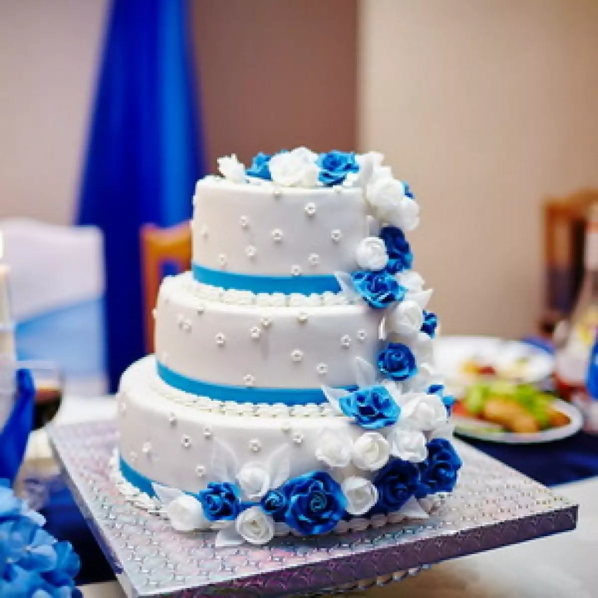 เค้กแต่งงานที่ผิดปกติ (43 รูป): ภาพรวมของเค้กแต่งงานดั้งเดิมพร้อมจารึก 18881_5