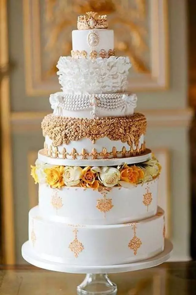 Pastel de boda blanco (53 fotos): Diseño de postres rojos y blancos y azules para una boda, pasteles con rosas de oro y azules 18882_10
