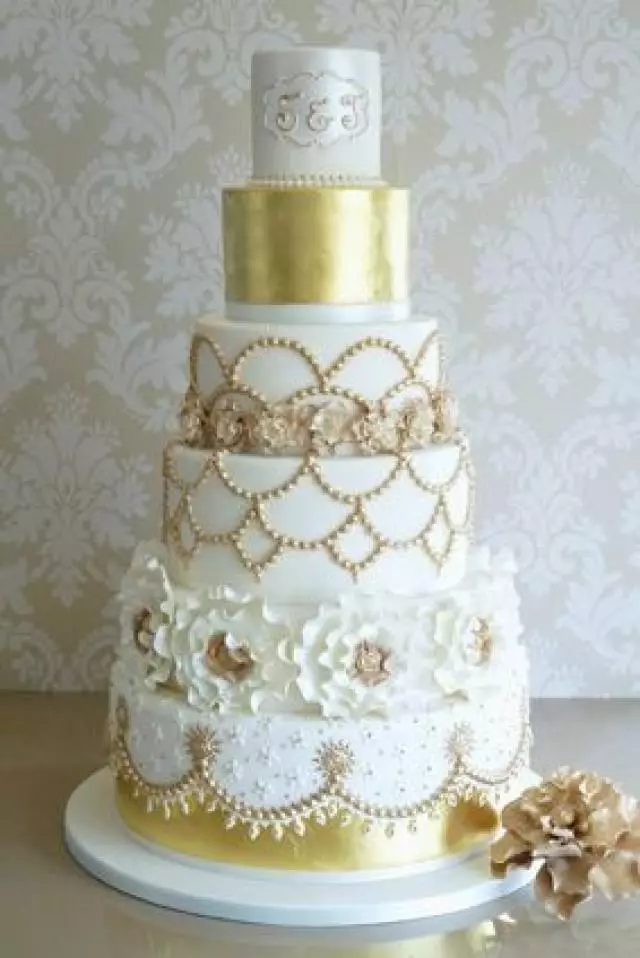 Pastel de boda blanco (53 fotos): Diseño de postres rojos y blancos y azules para una boda, pasteles con rosas de oro y azules 18882_14