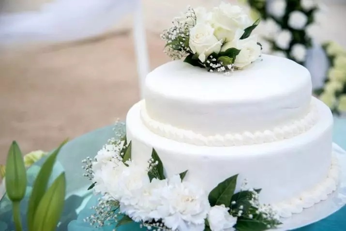 화이트 웨딩 케이크 (53 사진) : 결혼식을위한 빨간색과 흰색과 흰색 파란색 디저트 디자인, 금색과 파란 장미가있는 케이크 18882_2