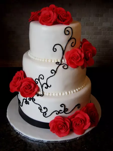सेतो विवाह केक (photosters 53 फोटोहरू): रातो र सेतो र सेतो-निलो मिश्रीहरू विवाहको लागि विवाहको लागि, सुन र निलो गुलाबको साथ केक 18882_22