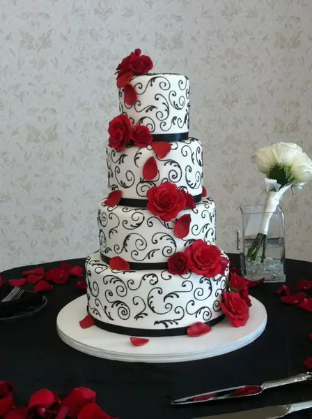 coca blanca del casament (53 fotos): Disseny de postres vermell i blanc i negre-blau per un casament, pastissos amb or i blau roses 18882_23