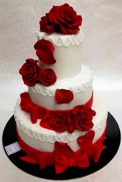सेतो विवाह केक (photosters 53 फोटोहरू): रातो र सेतो र सेतो-निलो मिश्रीहरू विवाहको लागि विवाहको लागि, सुन र निलो गुलाबको साथ केक 18882_25