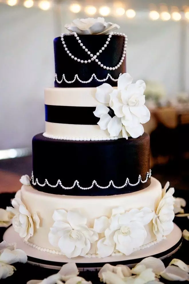 coca blanca del casament (53 fotos): Disseny de postres vermell i blanc i negre-blau per un casament, pastissos amb or i blau roses 18882_28