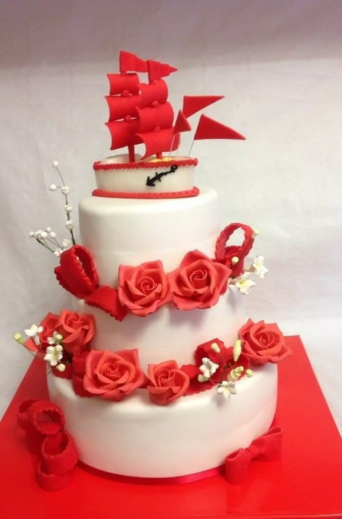 coca blanca del casament (53 fotos): Disseny de postres vermell i blanc i negre-blau per un casament, pastissos amb or i blau roses 18882_30