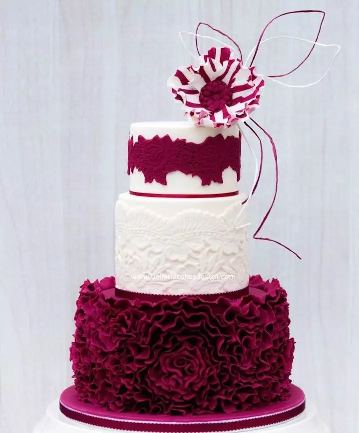 coca blanca del casament (53 fotos): Disseny de postres vermell i blanc i negre-blau per un casament, pastissos amb or i blau roses 18882_32