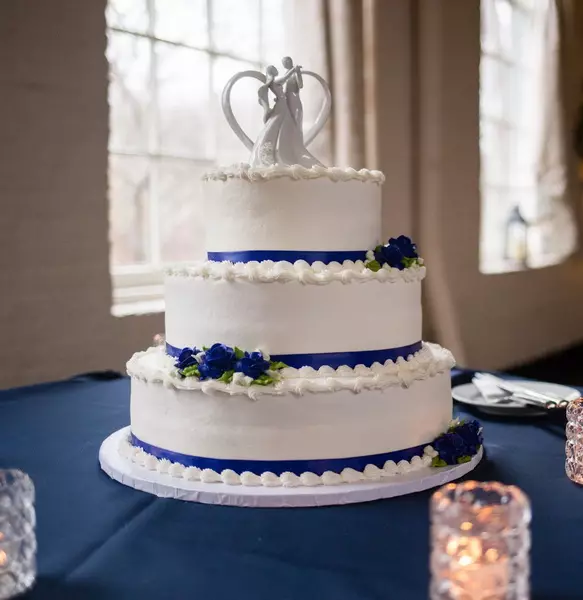화이트 웨딩 케이크 (53 사진) : 결혼식을위한 빨간색과 흰색과 흰색 파란색 디저트 디자인, 금색과 파란 장미가있는 케이크 18882_34