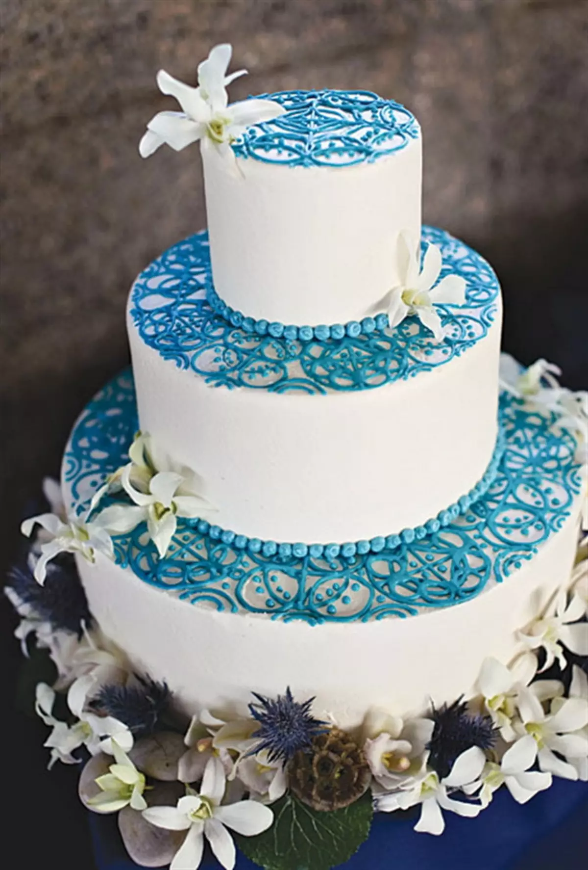 Pastel de boda blanco (53 fotos): Diseño de postres rojos y blancos y azules para una boda, pasteles con rosas de oro y azules 18882_35