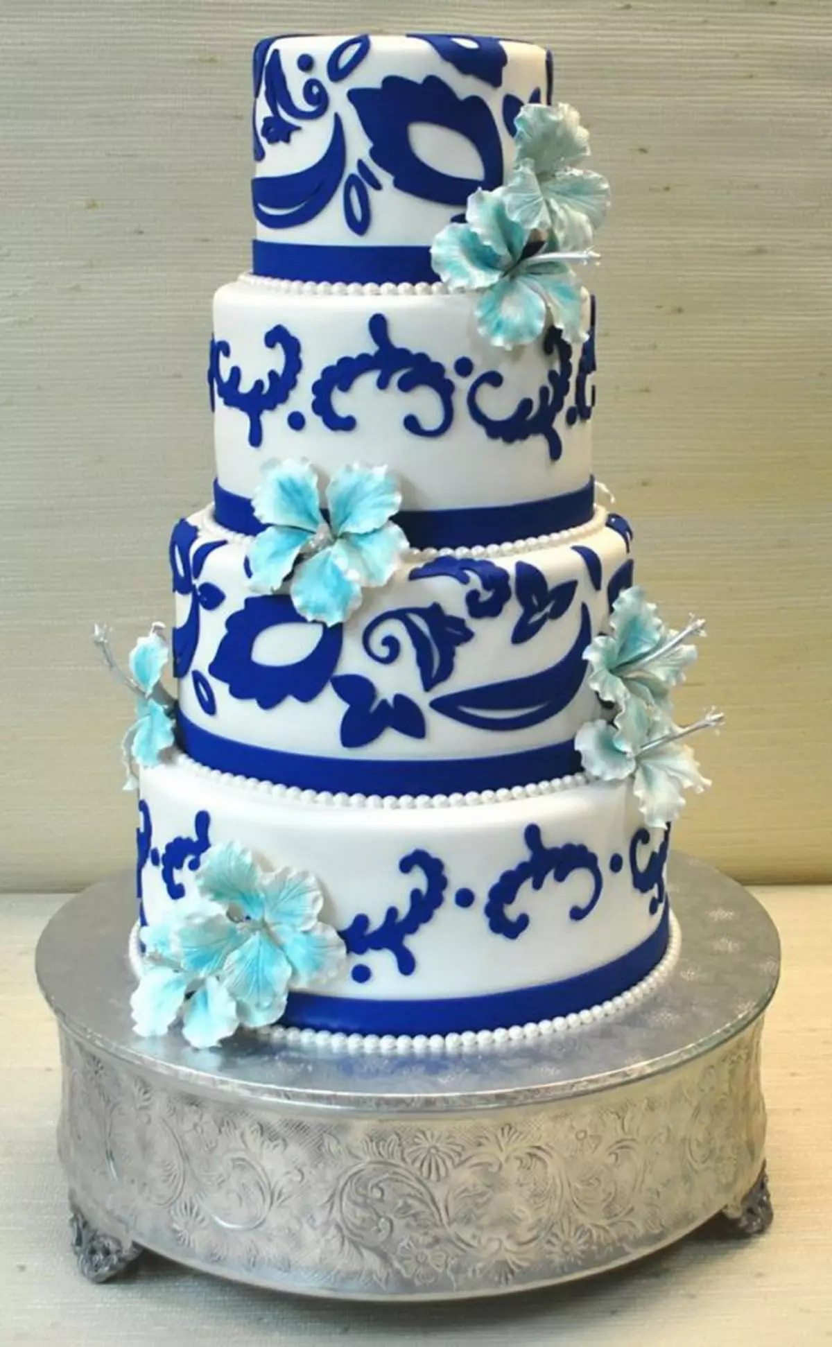 화이트 웨딩 케이크 (53 사진) : 결혼식을위한 빨간색과 흰색과 흰색 파란색 디저트 디자인, 금색과 파란 장미가있는 케이크 18882_36