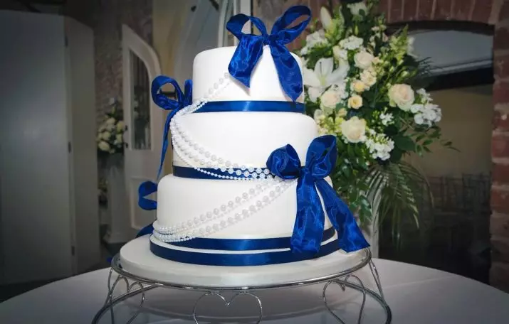 화이트 웨딩 케이크 (53 사진) : 결혼식을위한 빨간색과 흰색과 흰색 파란색 디저트 디자인, 금색과 파란 장미가있는 케이크 18882_37