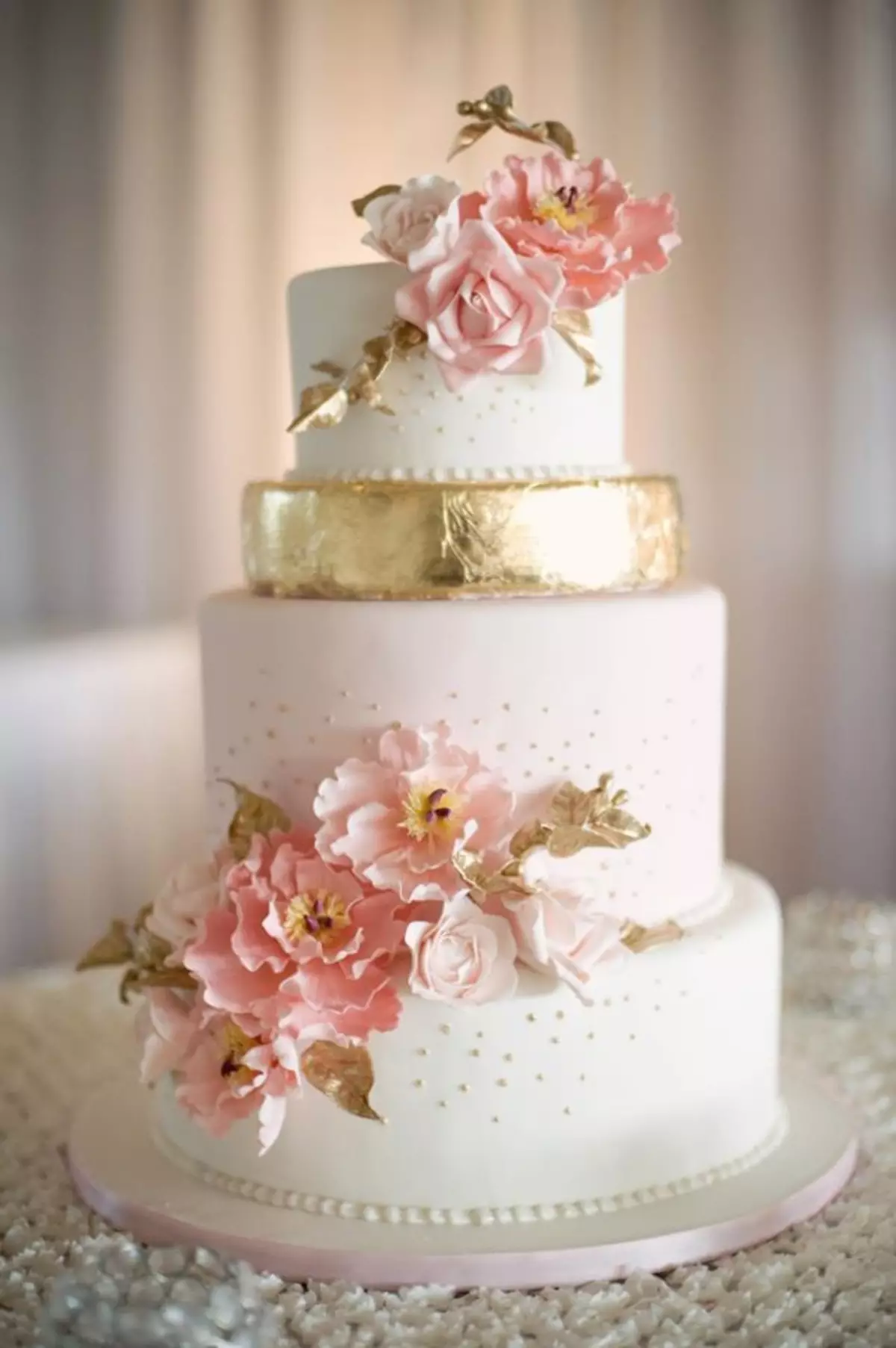 Pastel de boda blanco (53 fotos): Diseño de postres rojos y blancos y azules para una boda, pasteles con rosas de oro y azules 18882_38
