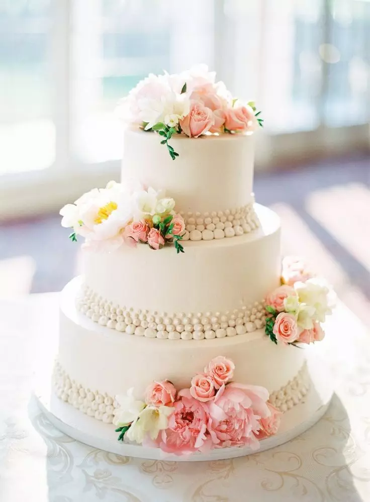 Pastel de boda blanco (53 fotos): Diseño de postres rojos y blancos y azules para una boda, pasteles con rosas de oro y azules 18882_39