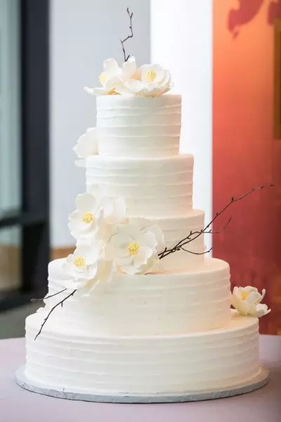 화이트 웨딩 케이크 (53 사진) : 결혼식을위한 빨간색과 흰색과 흰색 파란색 디저트 디자인, 금색과 파란 장미가있는 케이크 18882_4