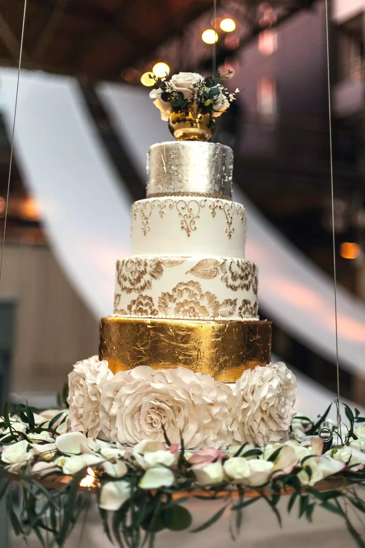 coca blanca del casament (53 fotos): Disseny de postres vermell i blanc i negre-blau per un casament, pastissos amb or i blau roses 18882_41