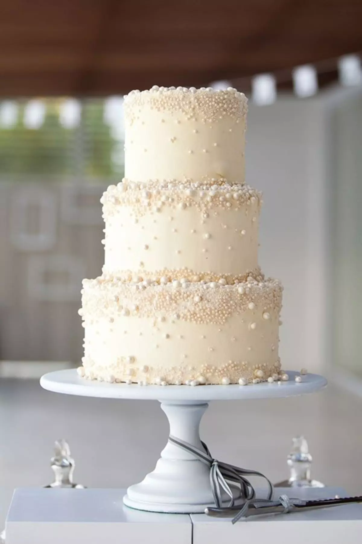화이트 웨딩 케이크 (53 사진) : 결혼식을위한 빨간색과 흰색과 흰색 파란색 디저트 디자인, 금색과 파란 장미가있는 케이크 18882_42