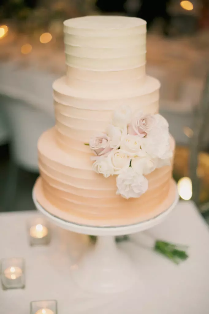 Pastel de boda blanco (53 fotos): Diseño de postres rojos y blancos y azules para una boda, pasteles con rosas de oro y azules 18882_44
