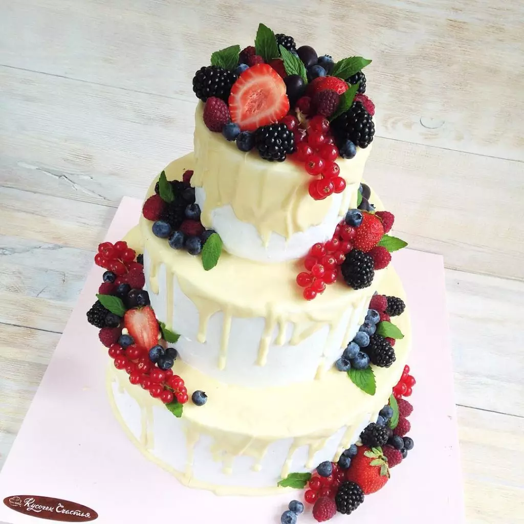 화이트 웨딩 케이크 (53 사진) : 결혼식을위한 빨간색과 흰색과 흰색 파란색 디저트 디자인, 금색과 파란 장미가있는 케이크 18882_46