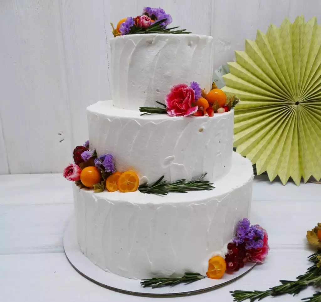 Pastel de boda blanco (53 fotos): Diseño de postres rojos y blancos y azules para una boda, pasteles con rosas de oro y azules 18882_47