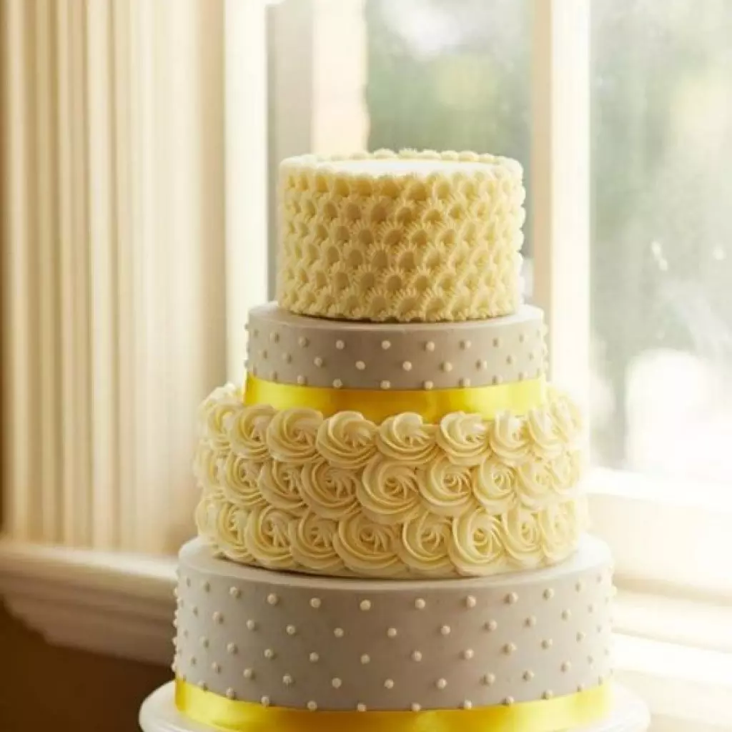 화이트 웨딩 케이크 (53 사진) : 결혼식을위한 빨간색과 흰색과 흰색 파란색 디저트 디자인, 금색과 파란 장미가있는 케이크 18882_48