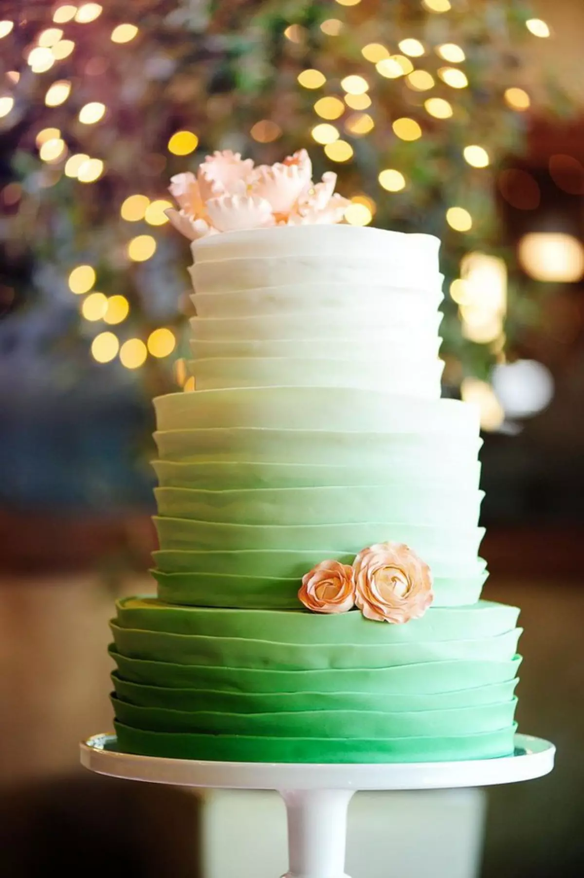 화이트 웨딩 케이크 (53 사진) : 결혼식을위한 빨간색과 흰색과 흰색 파란색 디저트 디자인, 금색과 파란 장미가있는 케이크 18882_51