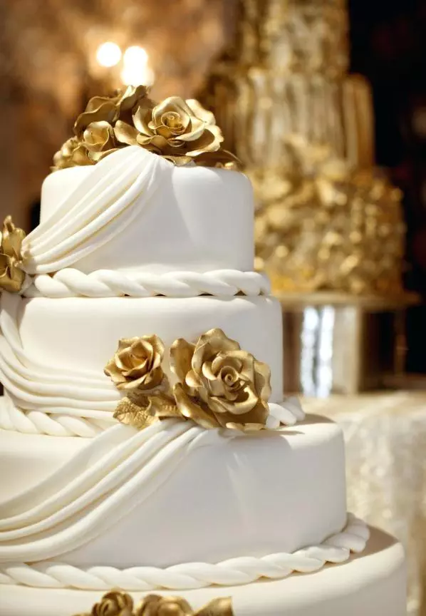 화이트 웨딩 케이크 (53 사진) : 결혼식을위한 빨간색과 흰색과 흰색 파란색 디저트 디자인, 금색과 파란 장미가있는 케이크 18882_7