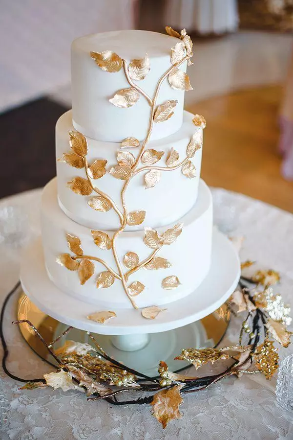 화이트 웨딩 케이크 (53 사진) : 결혼식을위한 빨간색과 흰색과 흰색 파란색 디저트 디자인, 금색과 파란 장미가있는 케이크 18882_8
