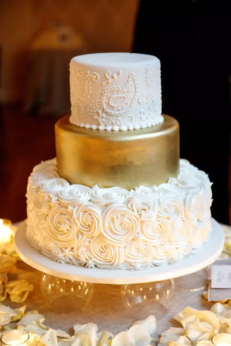 coca blanca del casament (53 fotos): Disseny de postres vermell i blanc i negre-blau per un casament, pastissos amb or i blau roses 18882_9