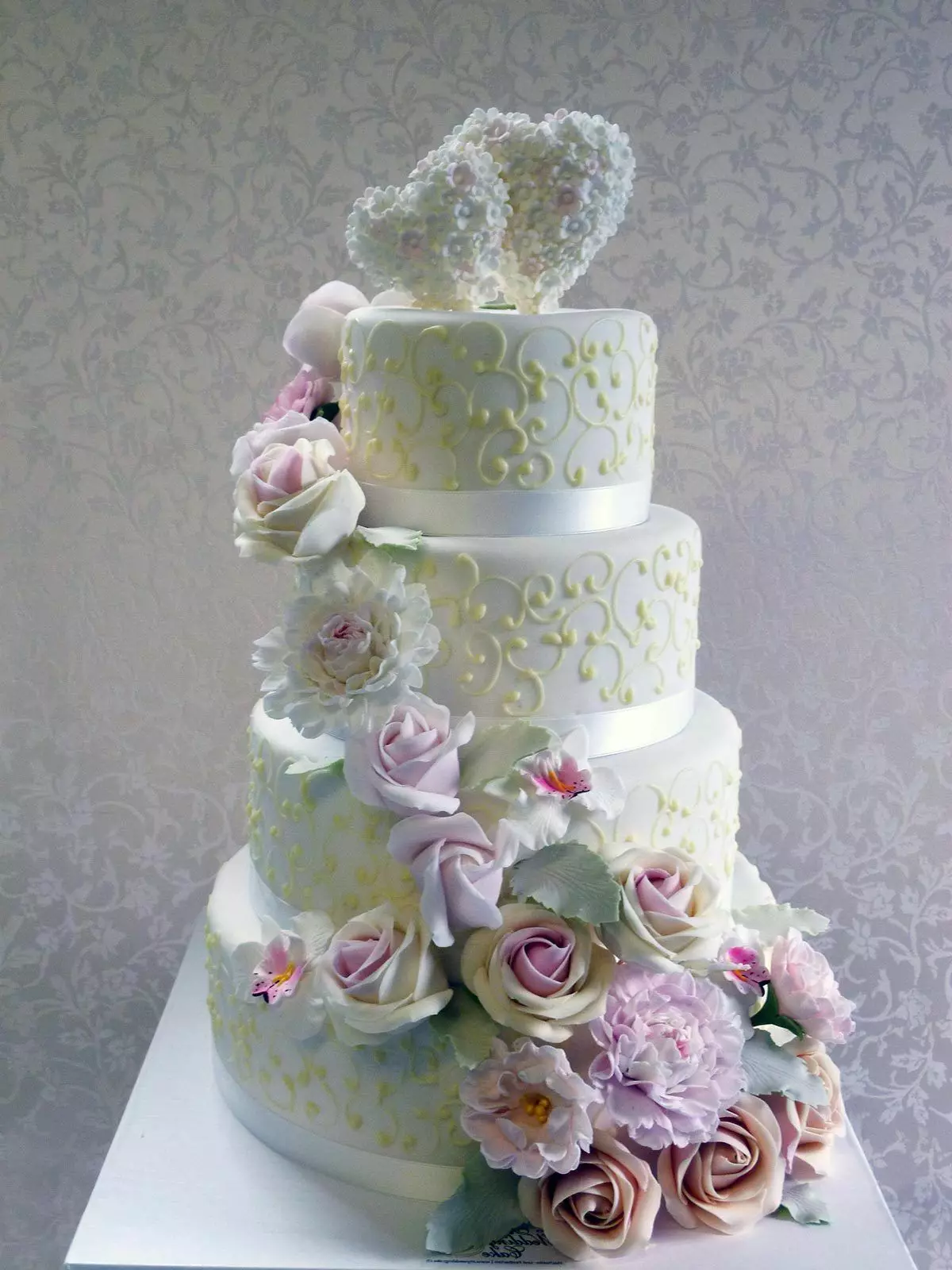 Kek perkahwinan dari mastic (43 foto): pencuci mulut mastic untuk perkahwinan dengan cincin, mawar dan orkid 18885_11