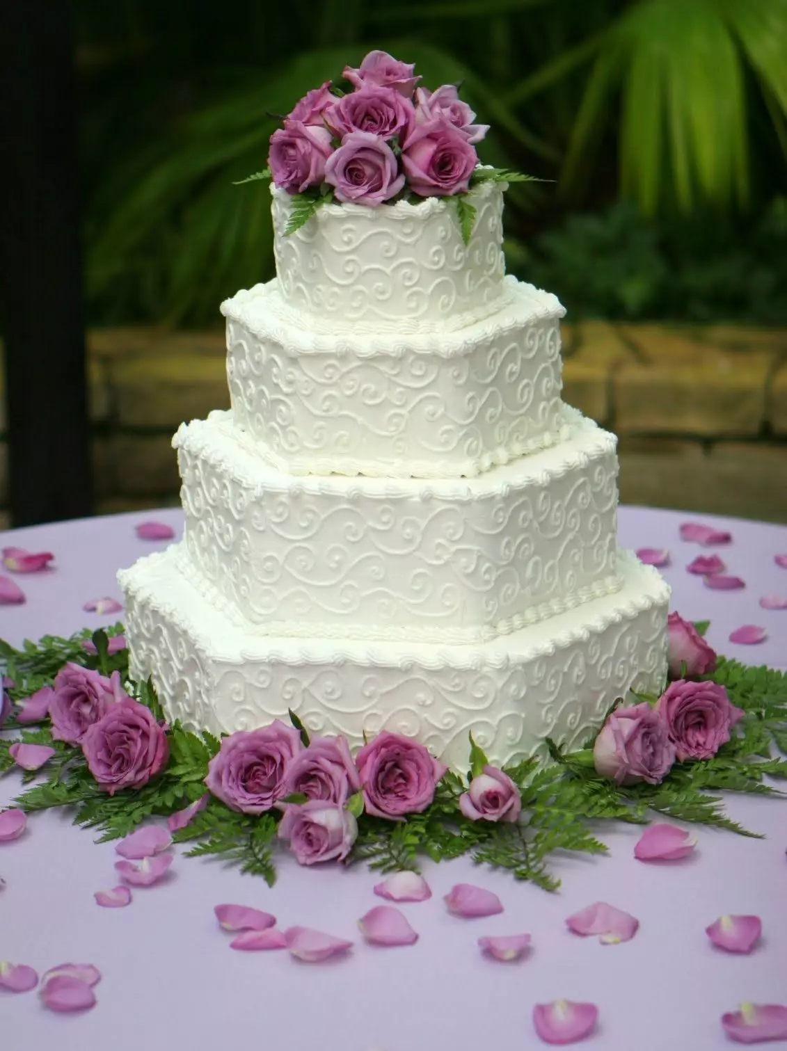 Pastel de bodas de la masilla (43 fotos): postre de masilla para una boda con anillos, rosas y orquídeas 18885_2