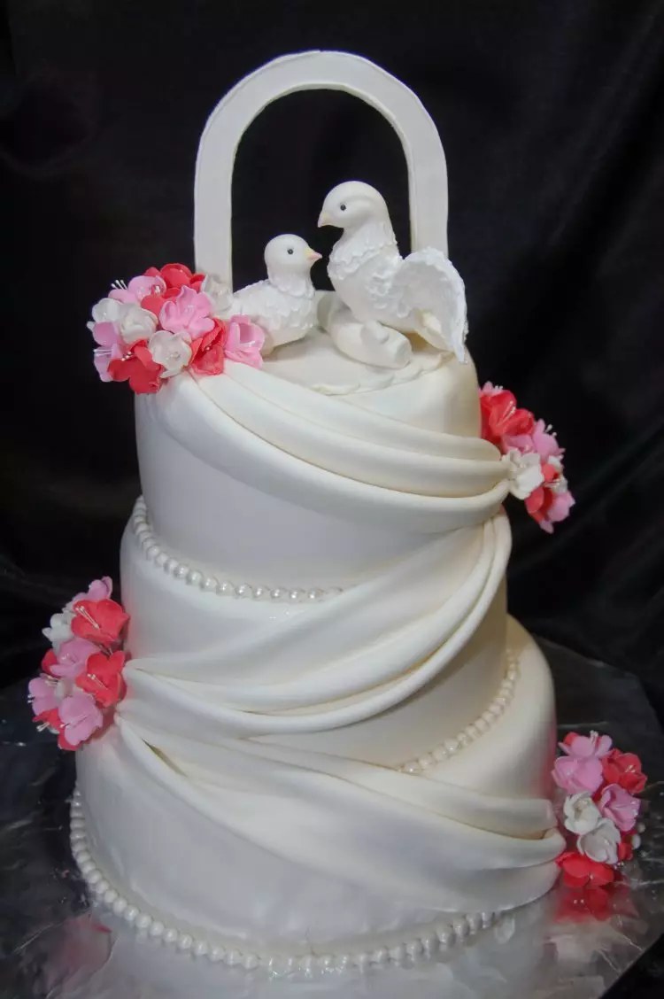 Pastel de bodas de la masilla (43 fotos): postre de masilla para una boda con anillos, rosas y orquídeas 18885_21