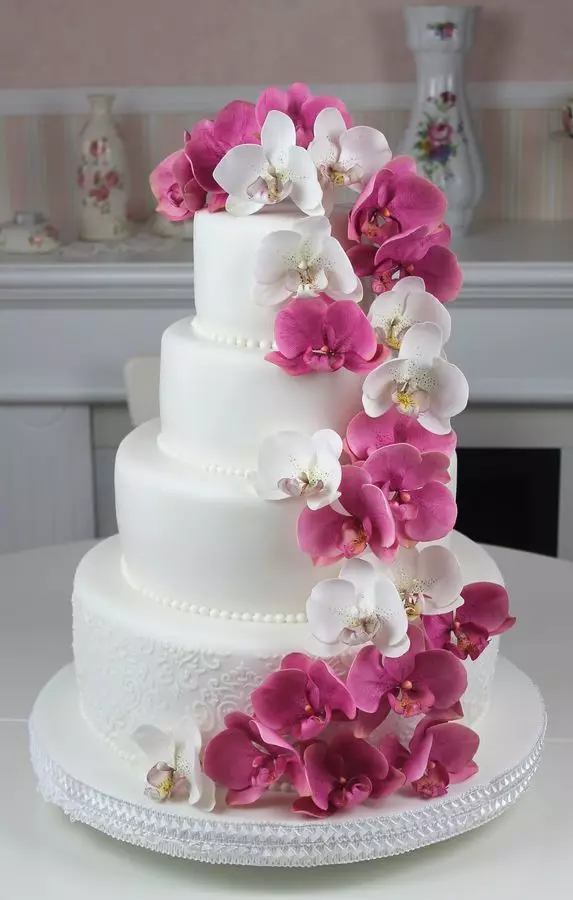 Pastel de bodas de la masilla (43 fotos): postre de masilla para una boda con anillos, rosas y orquídeas 18885_24